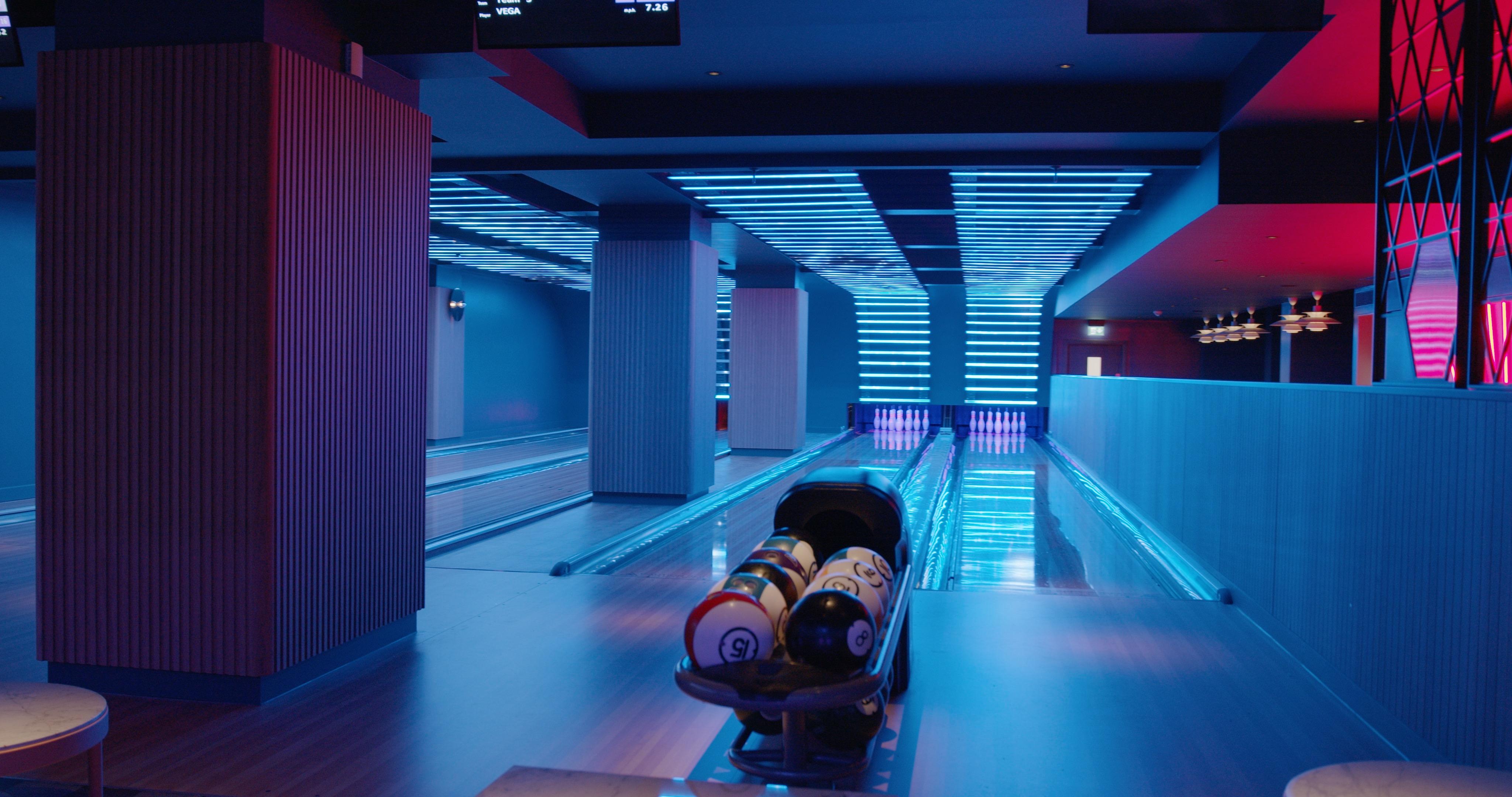 Yotel 글라스고 외부 사진 The interior of the bowling alley at the hotel