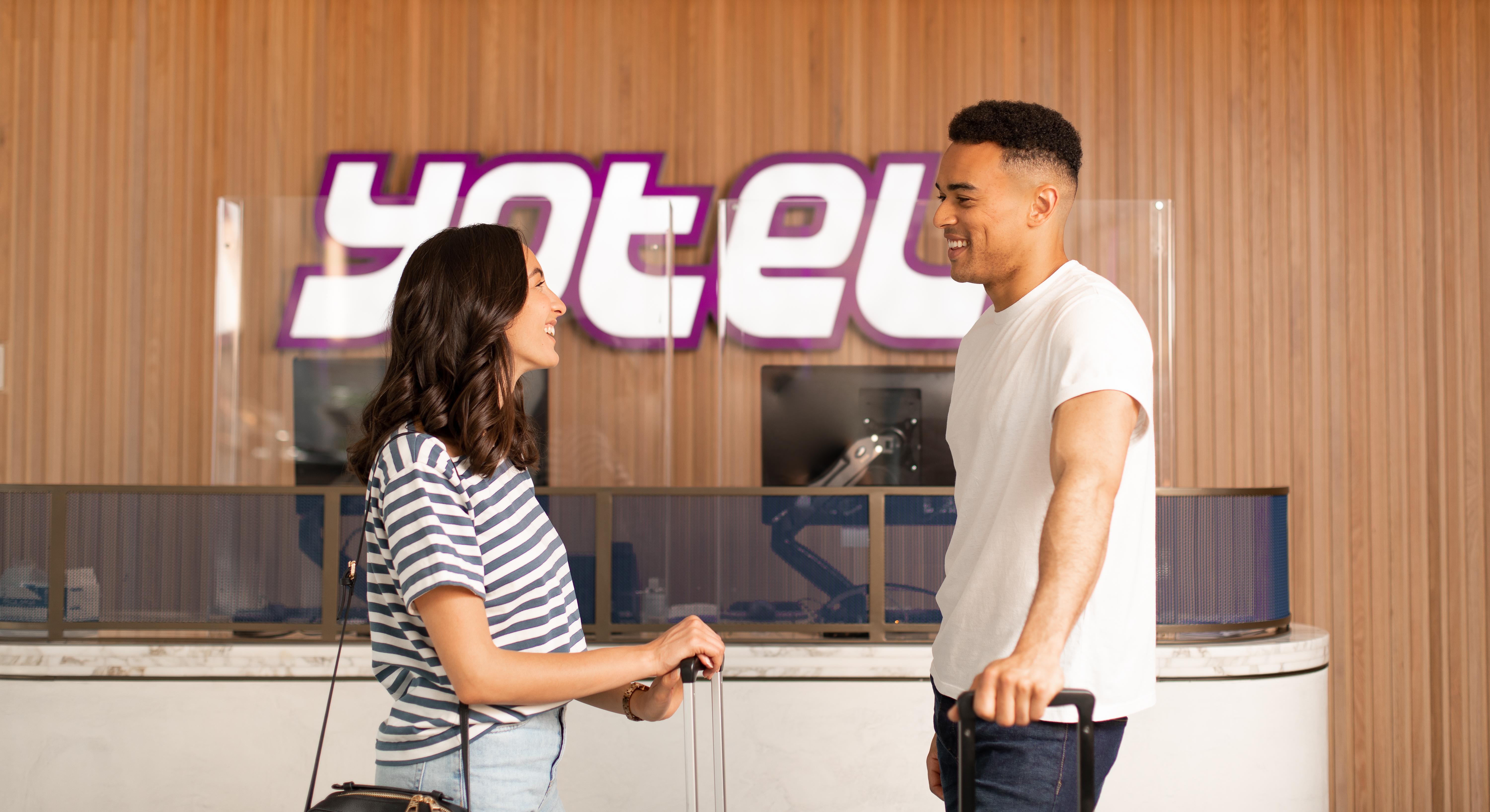 Yotel 글라스고 외부 사진 Yotel reception