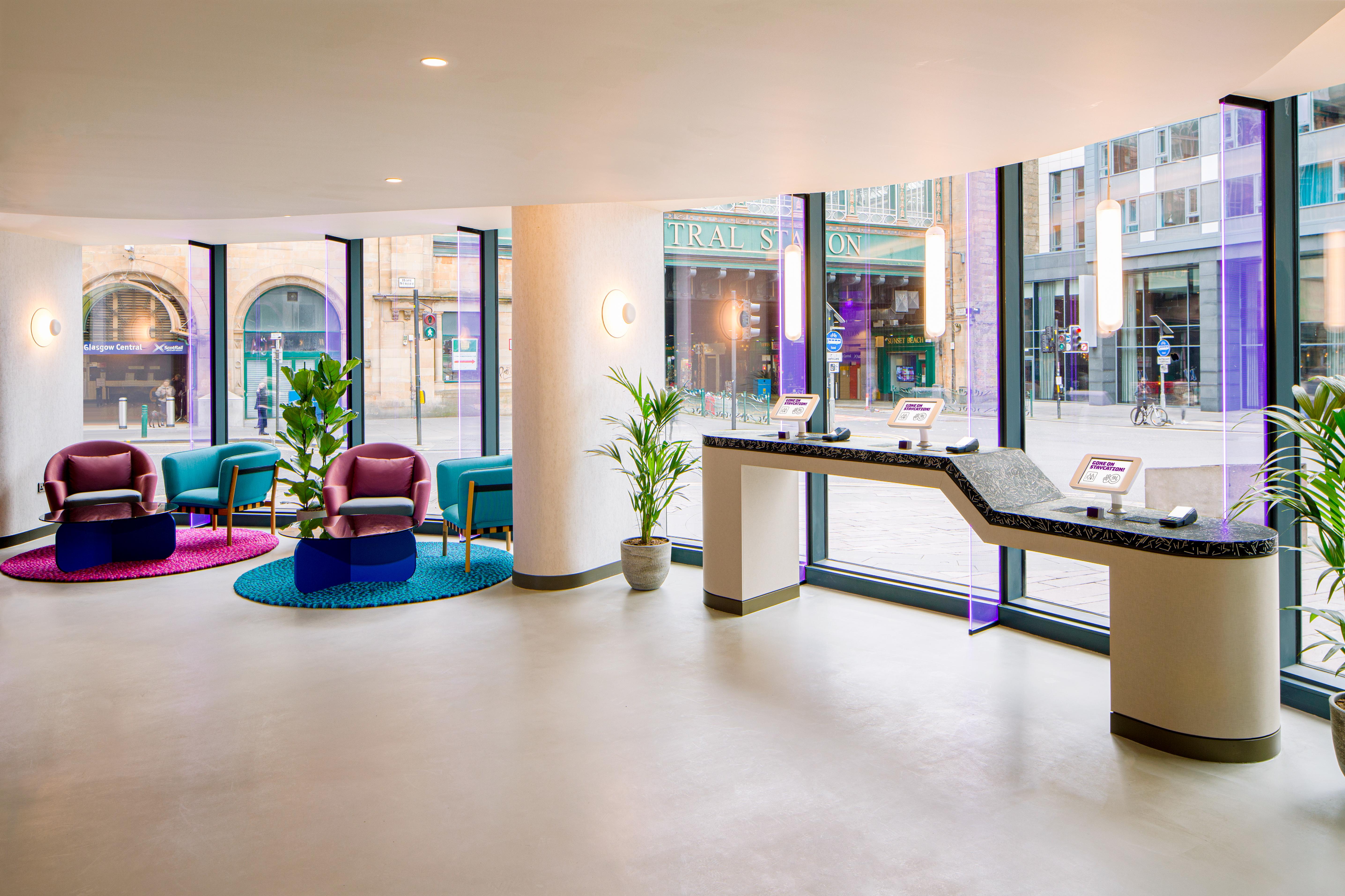 Yotel 글라스고 외부 사진 Reception desk at Edinburgh Airport