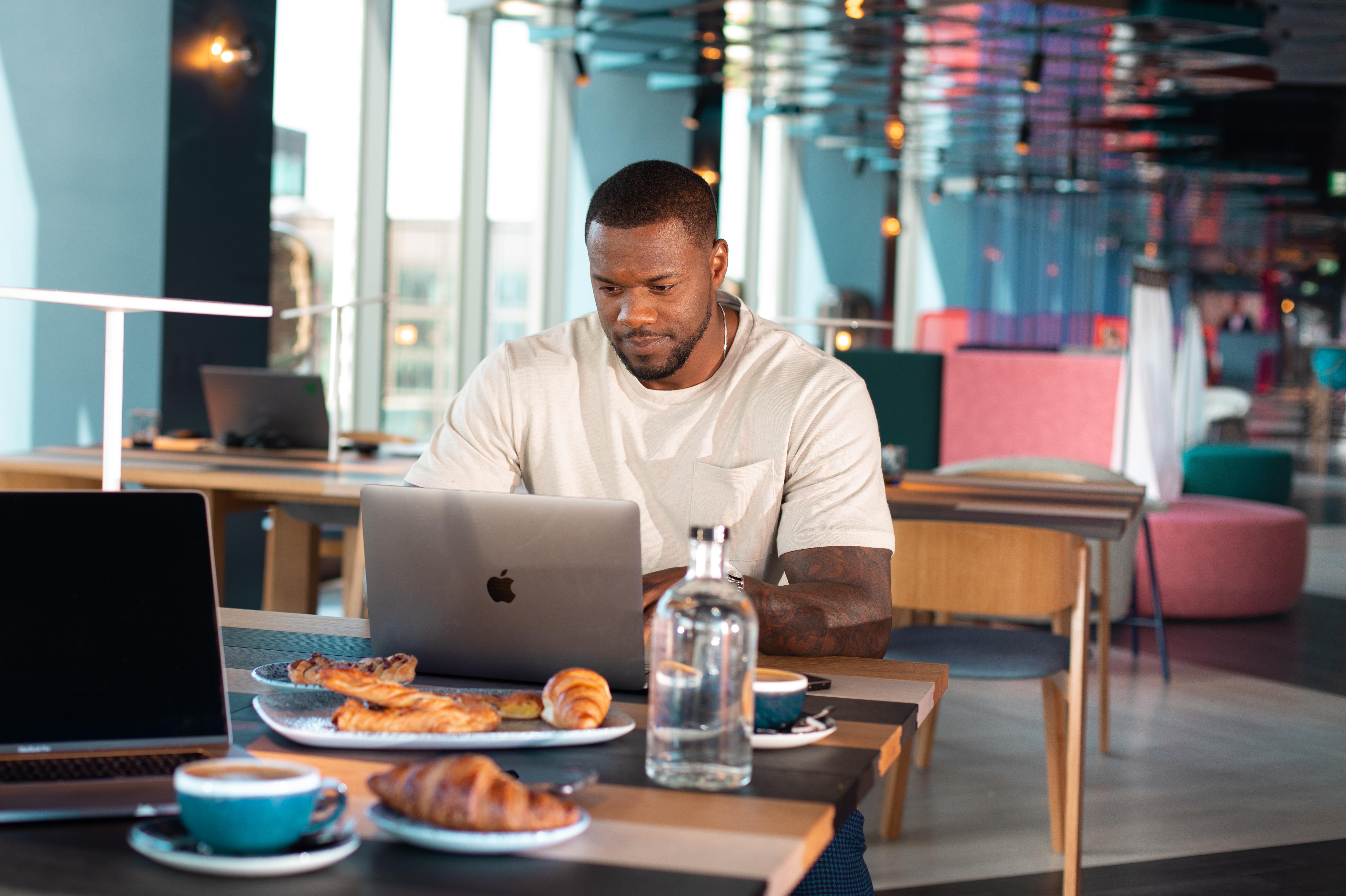 Yotel 글라스고 외부 사진 A man working on a laptop.