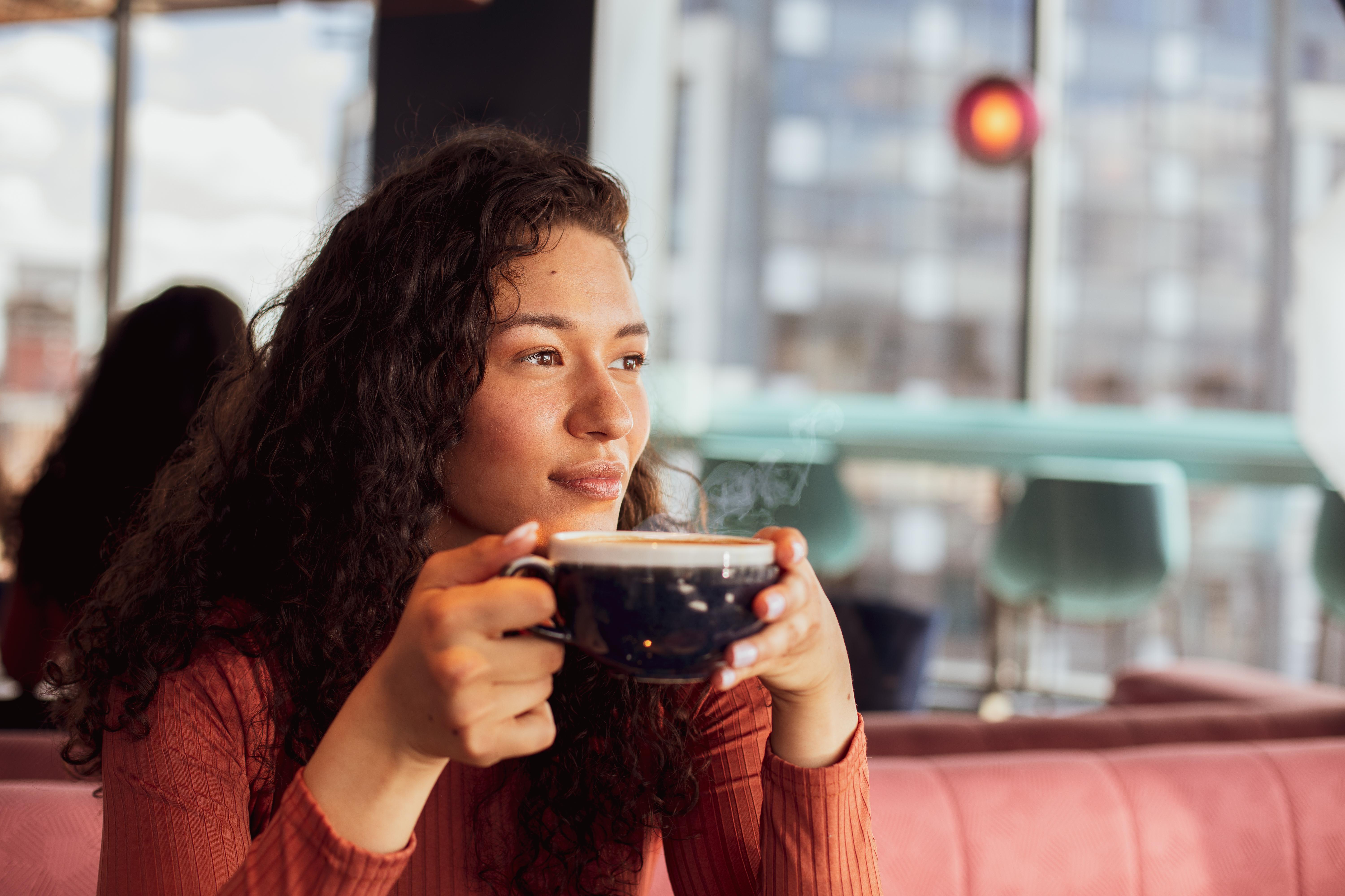 Yotel 글라스고 외부 사진 A woman drinking coffee.