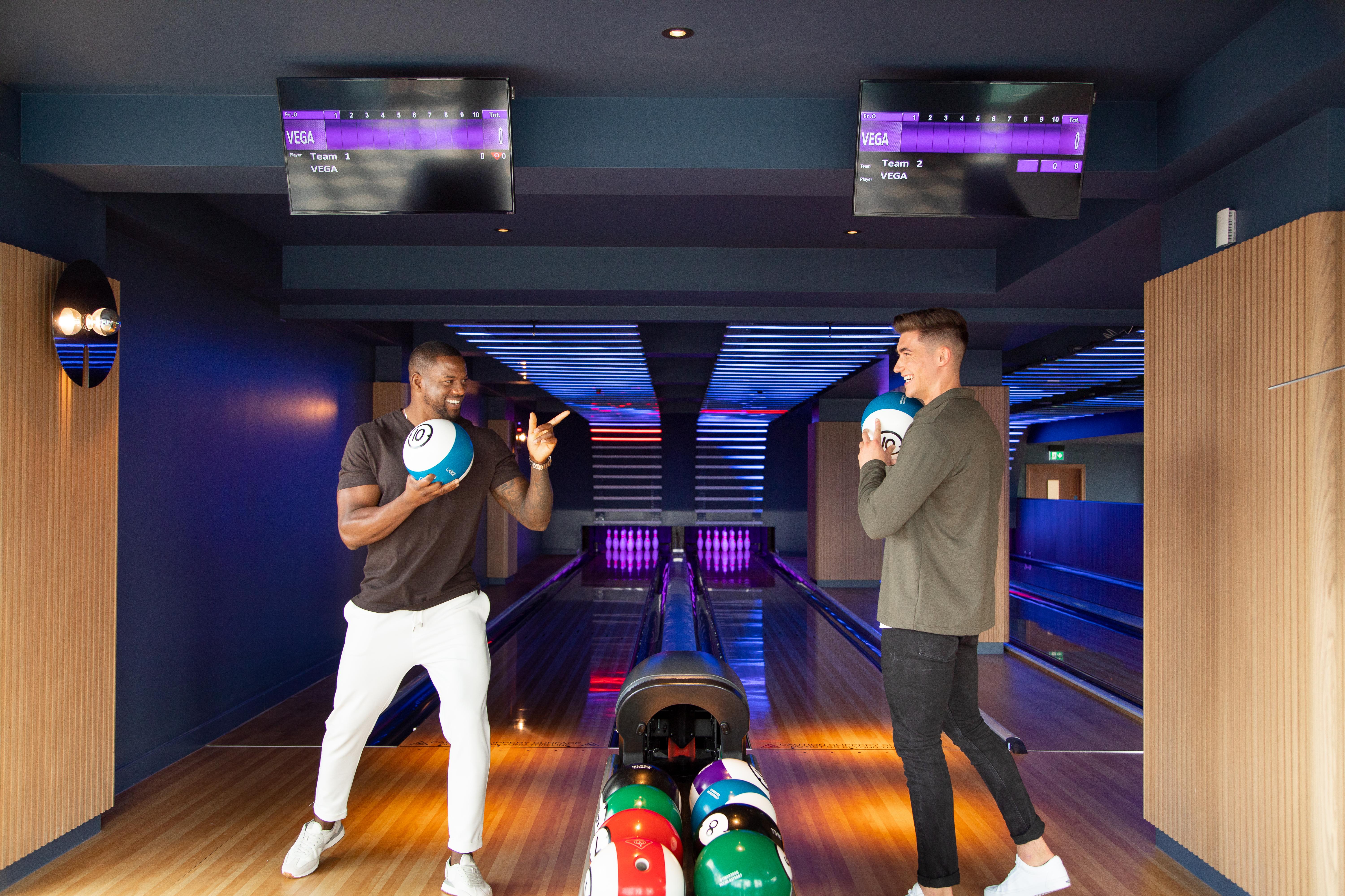 Yotel 글라스고 외부 사진 Photo of two men playing bowling