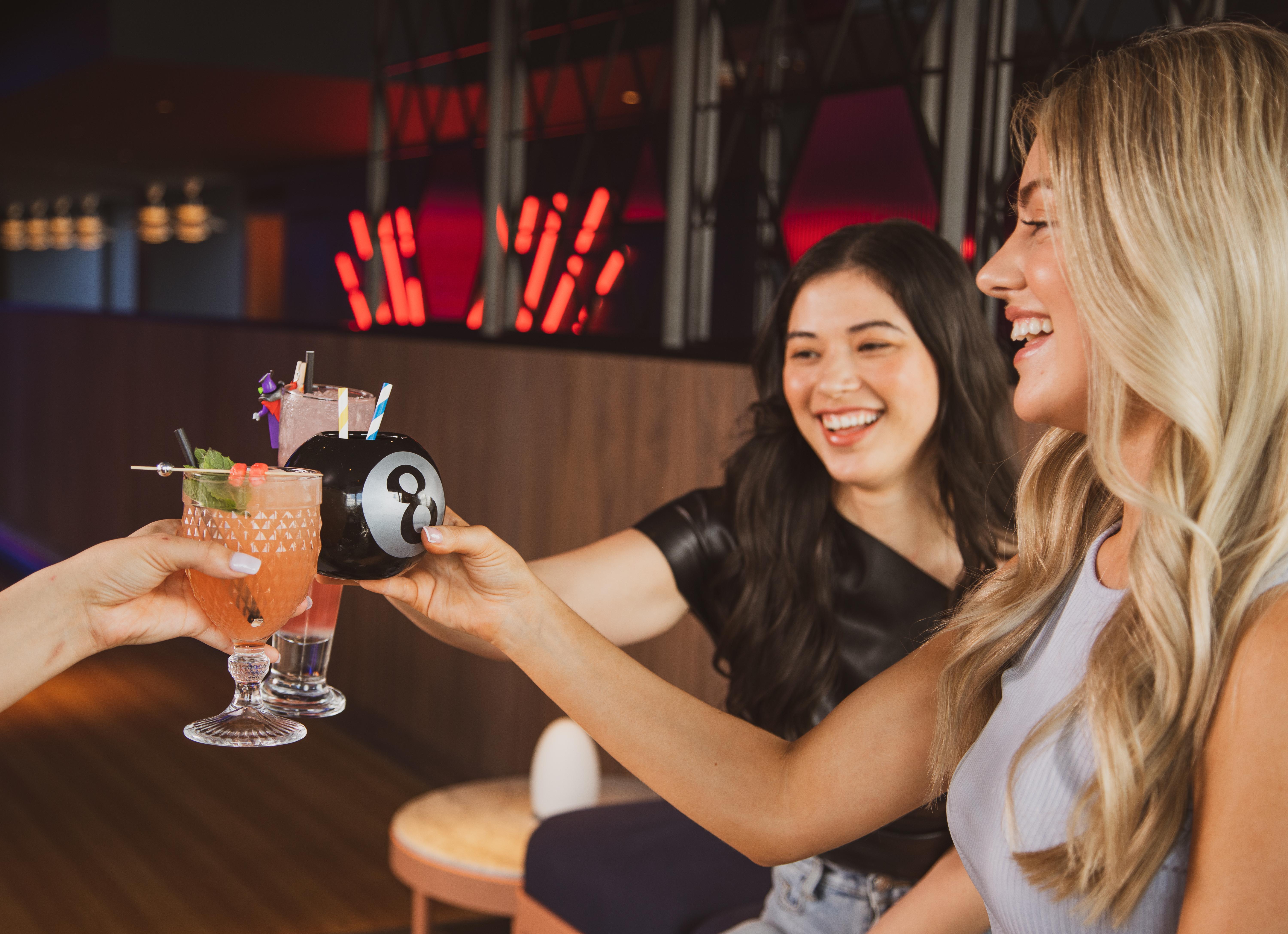 Yotel 글라스고 외부 사진 Two women toasting with drinks.