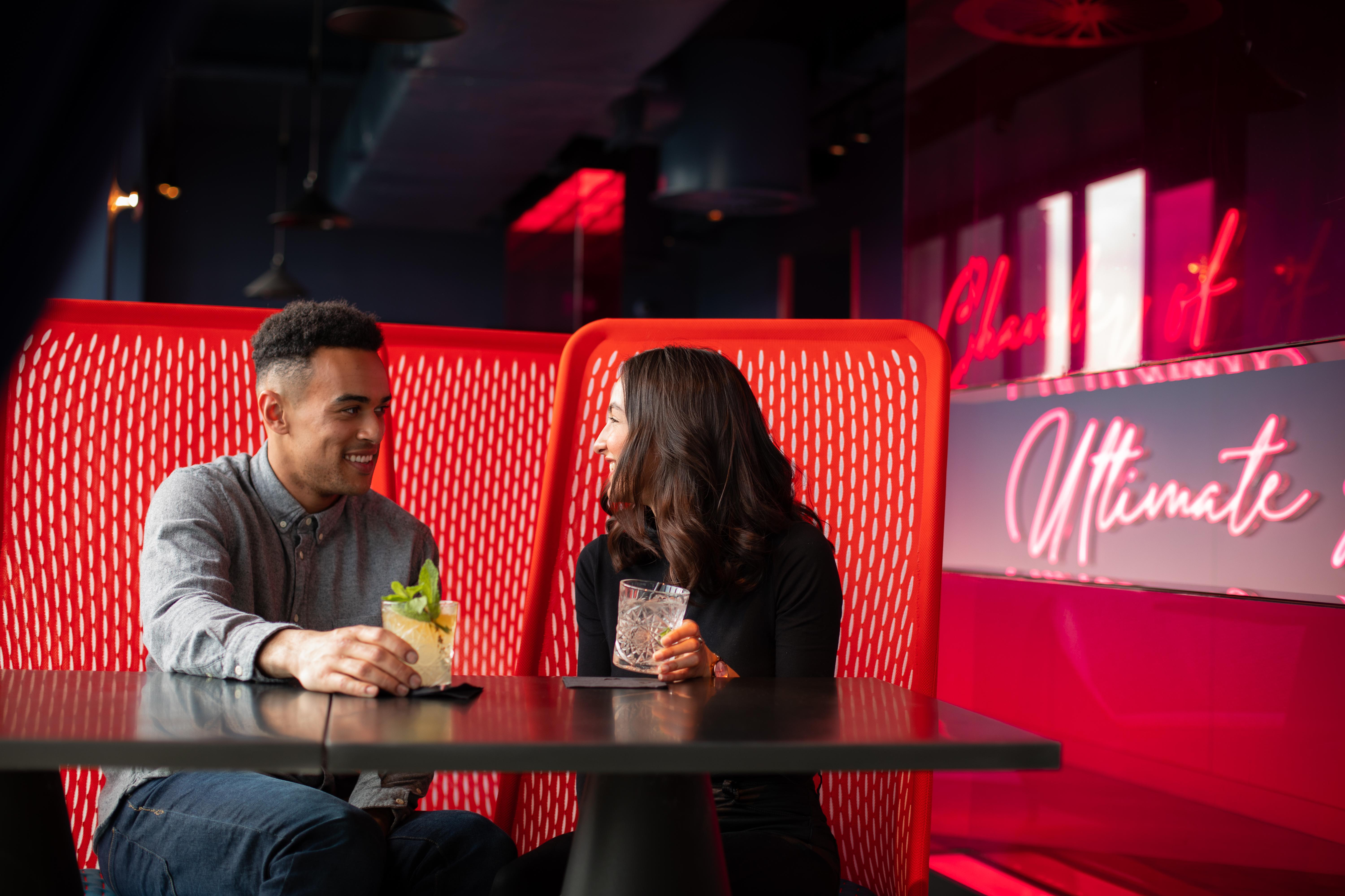 Yotel 글라스고 외부 사진 Photo of couple sitting in booth with drinks